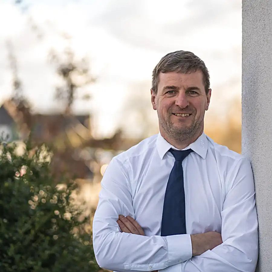 Profilbild Matthias wagner an Hauswand mit Hemd und Krawatte