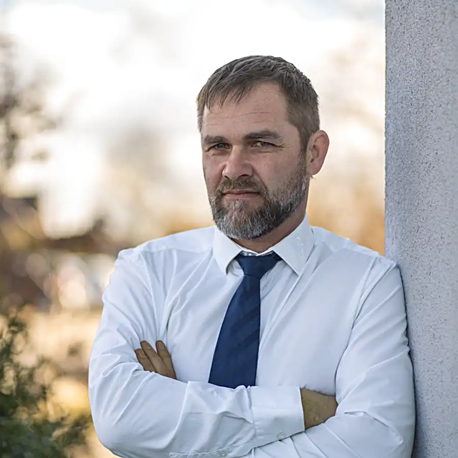 Profilbild Patrik Giggel im weißem Hemd mit Krawatte