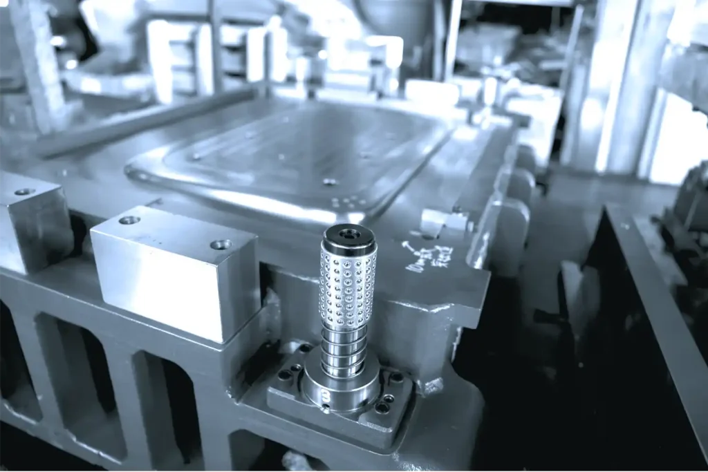 Stanzwerkzeug für Präzisionsteile aus Blech für die Automobilindustrie auf dem Tisch einer numerisch gesteuerten Fräsmaschine. Tandem-Stanzsystem. In hoher Qualität.