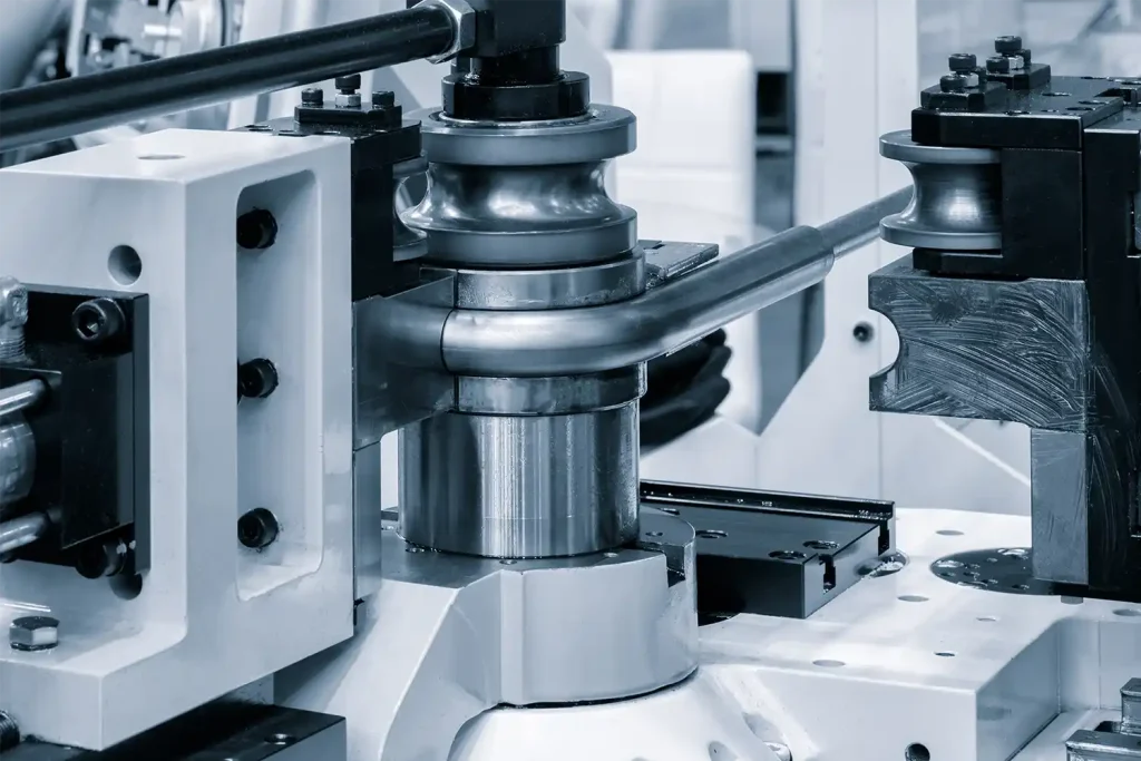 Industrielles Gerät zum Biegen von Metallrohren und -platten, industrieller Konzept-Hintergrund
